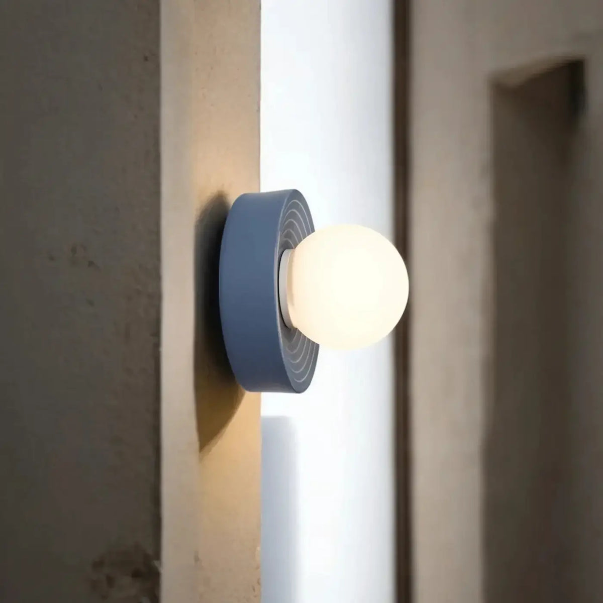 Applique murale en céramique striée et globe opale, IP44, bleu