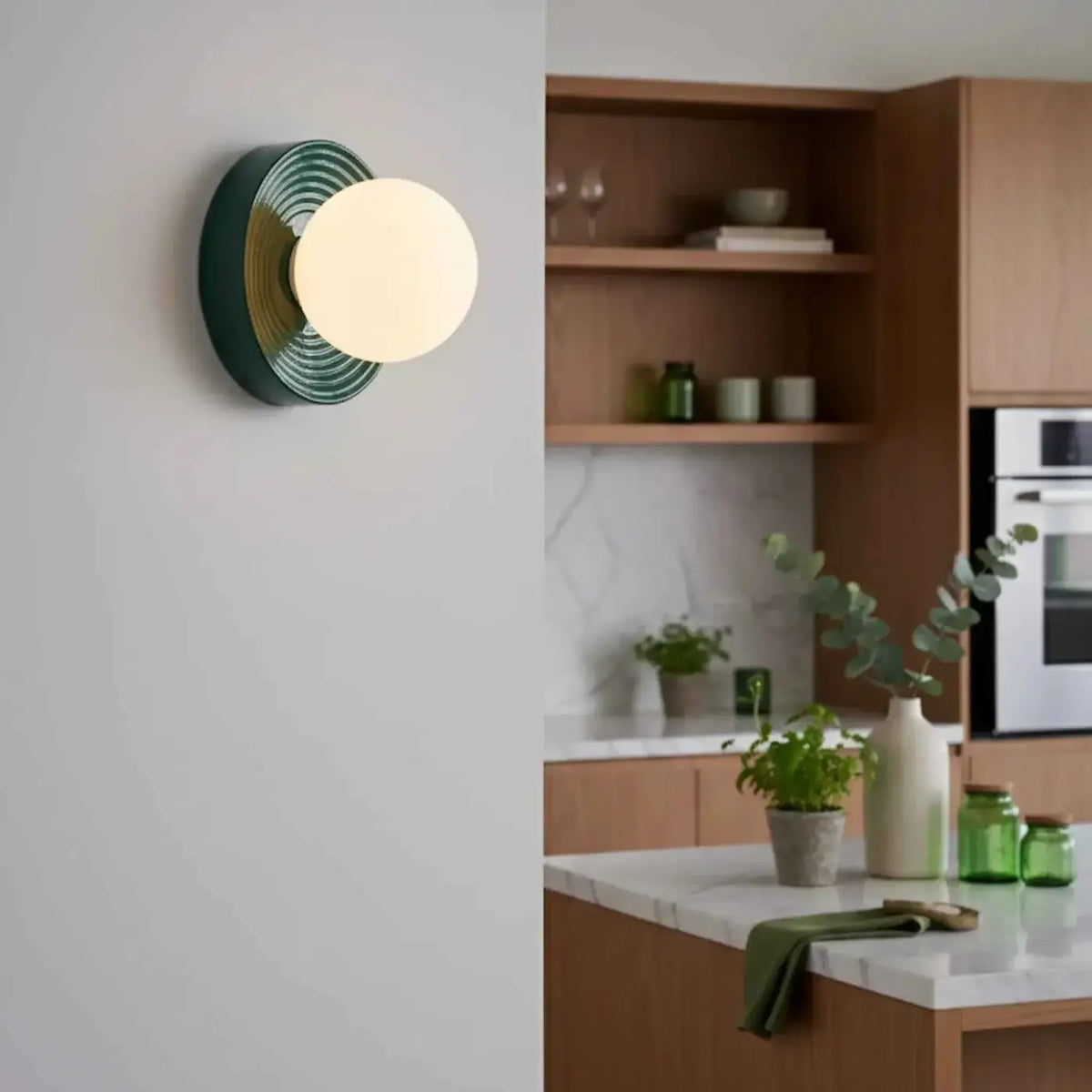 Applique murale en céramique striée et globe opale, IP44