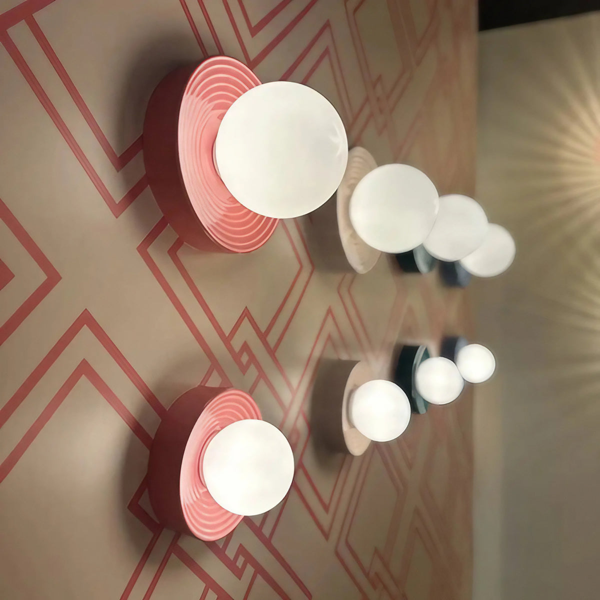 Applique murale en céramique striée et globe opale, IP44