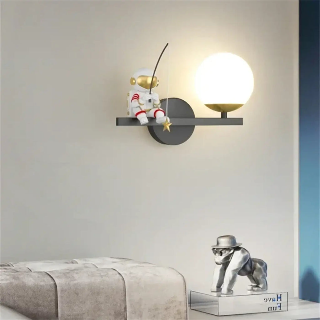 Applique murale astronaute qui pêche une boule lumineuse