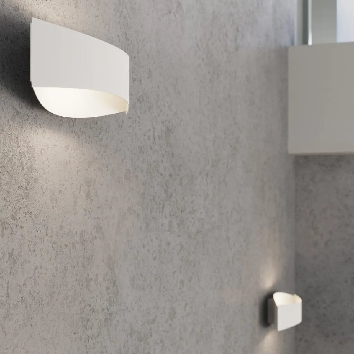 Applique murale bandeau galbé en acier, lumière haut et bas