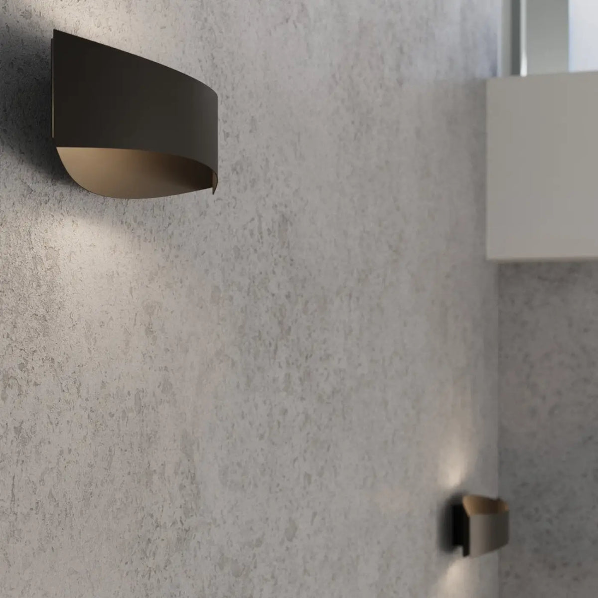 Applique murale bandeau galbé en acier, lumière haut et bas