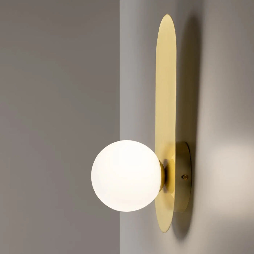 Applique murale globe en verre blanc mat sur platine ovale