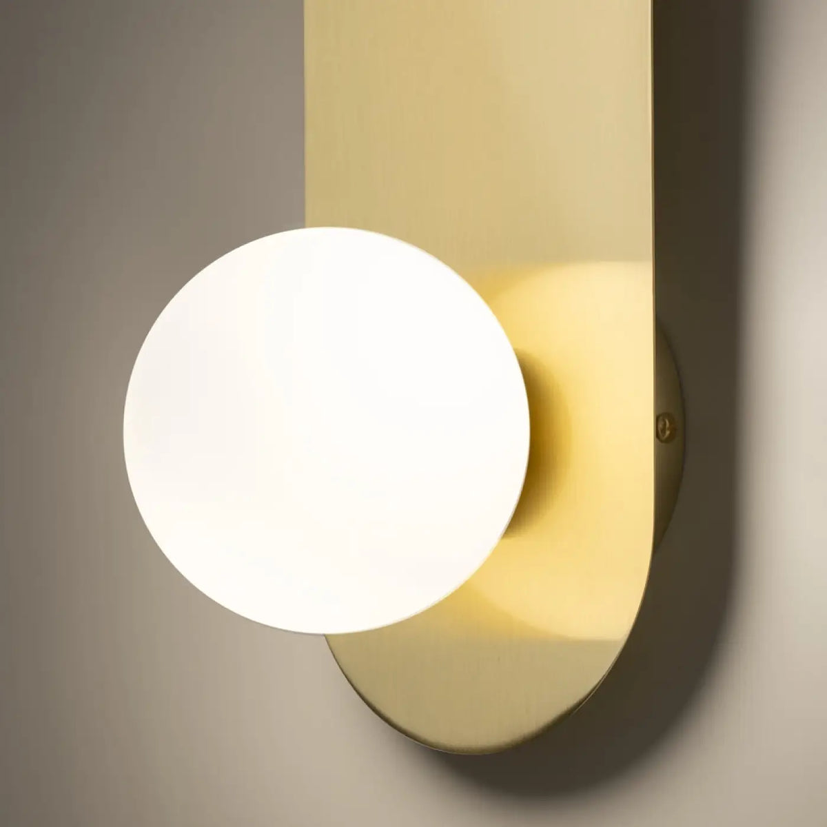 Applique murale globe en verre blanc mat sur platine ovale