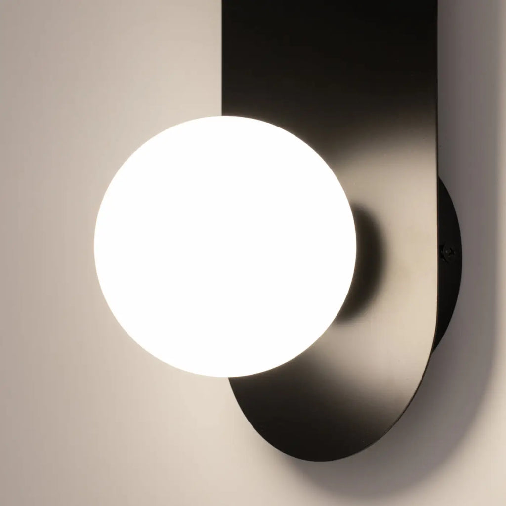 Applique murale globe en verre blanc mat sur platine ovale