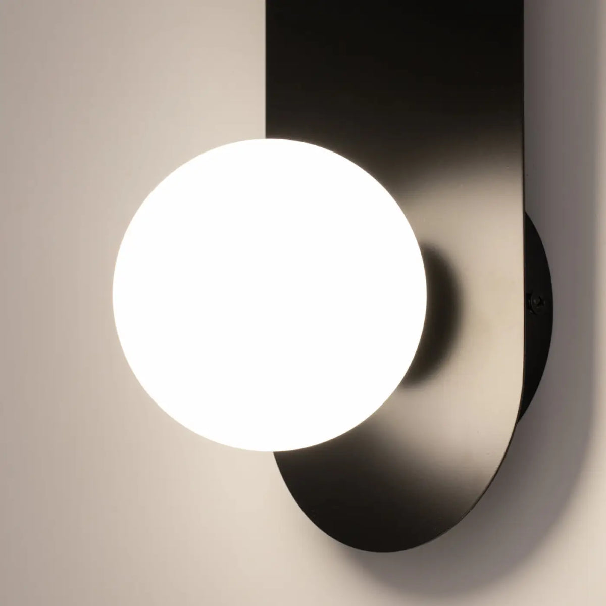 Applique murale globe en verre blanc mat sur platine ovale
