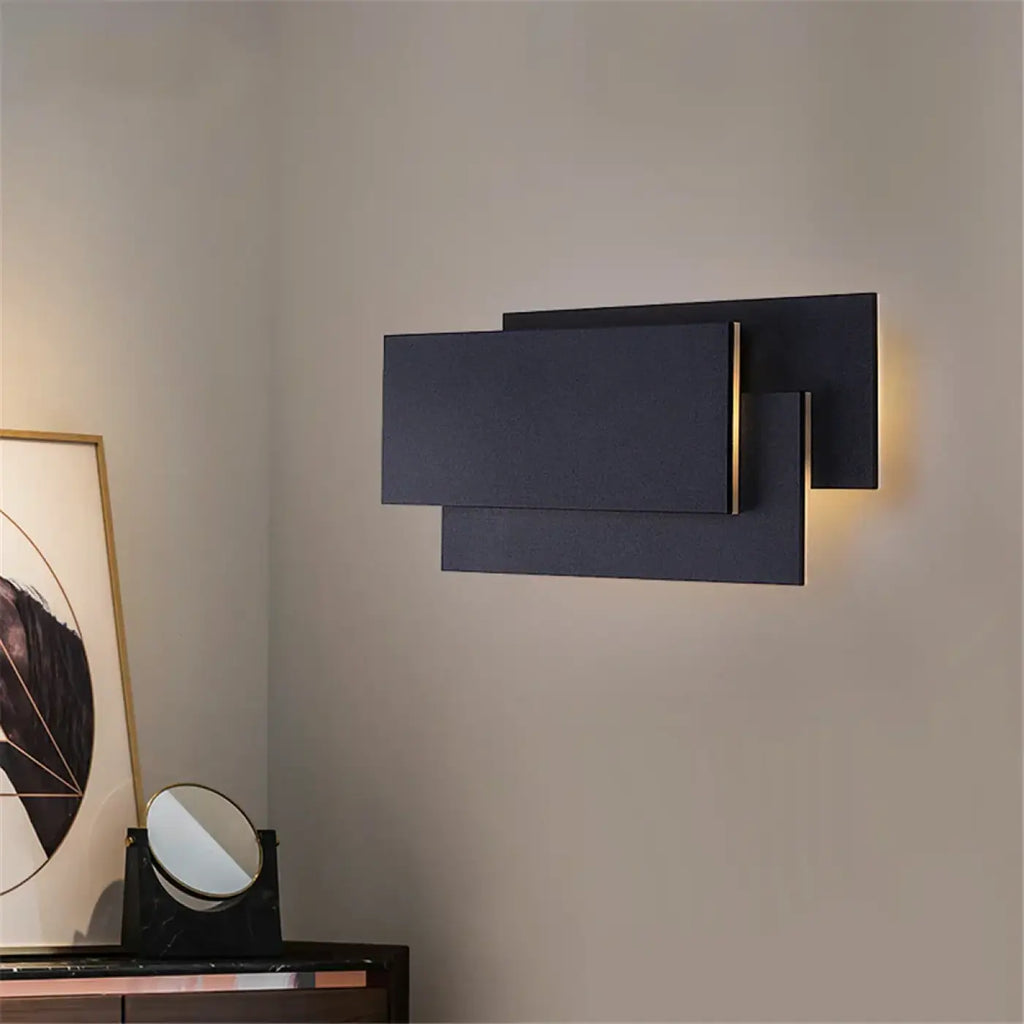 Applique murale sobre aux lignes nettes, blanche ou noire