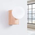 Applique murale bloc en bois naturel et globe opalin de 12 cm