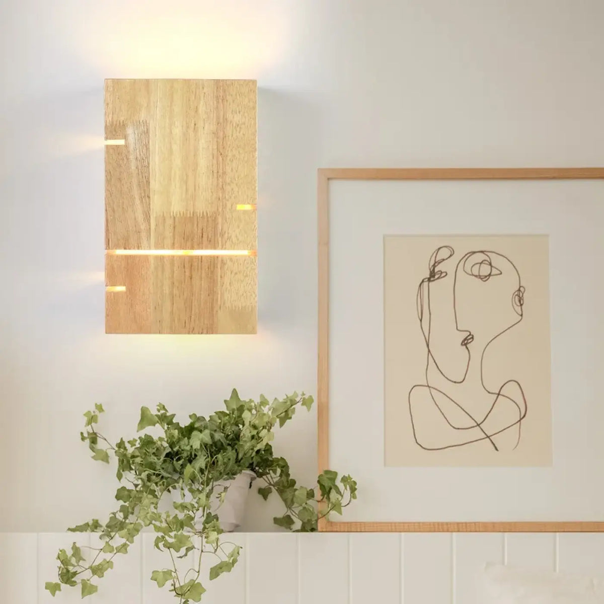Applique murale en bois clair entaillé, style nordique