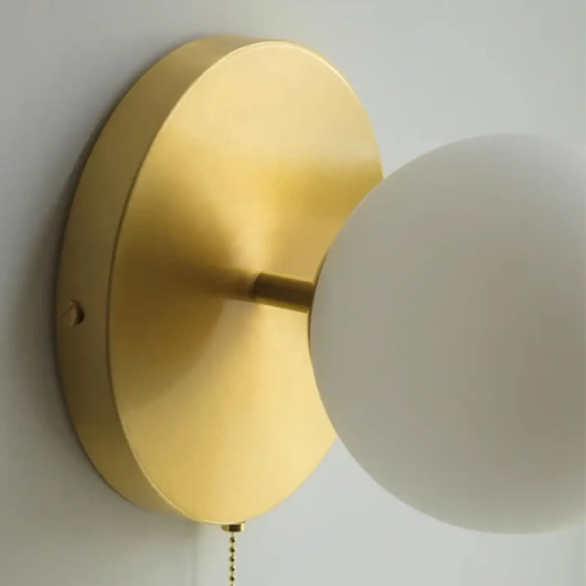 Applique murale en bois avec globe en verre blanc