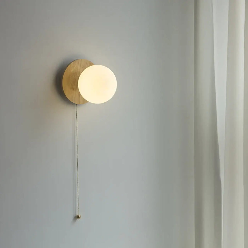 Applique murale en bois avec globe en verre blanc