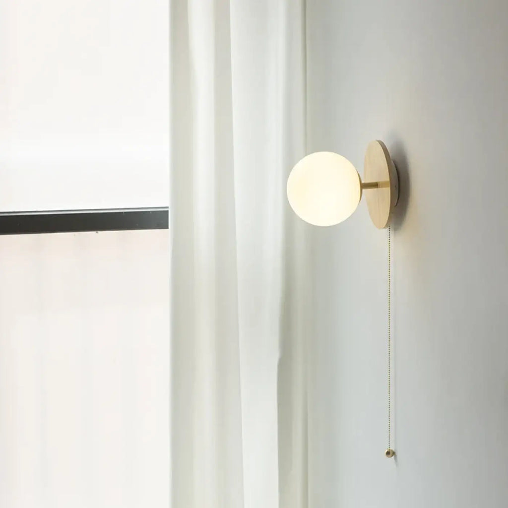 Applique murale en bois avec globe en verre blanc