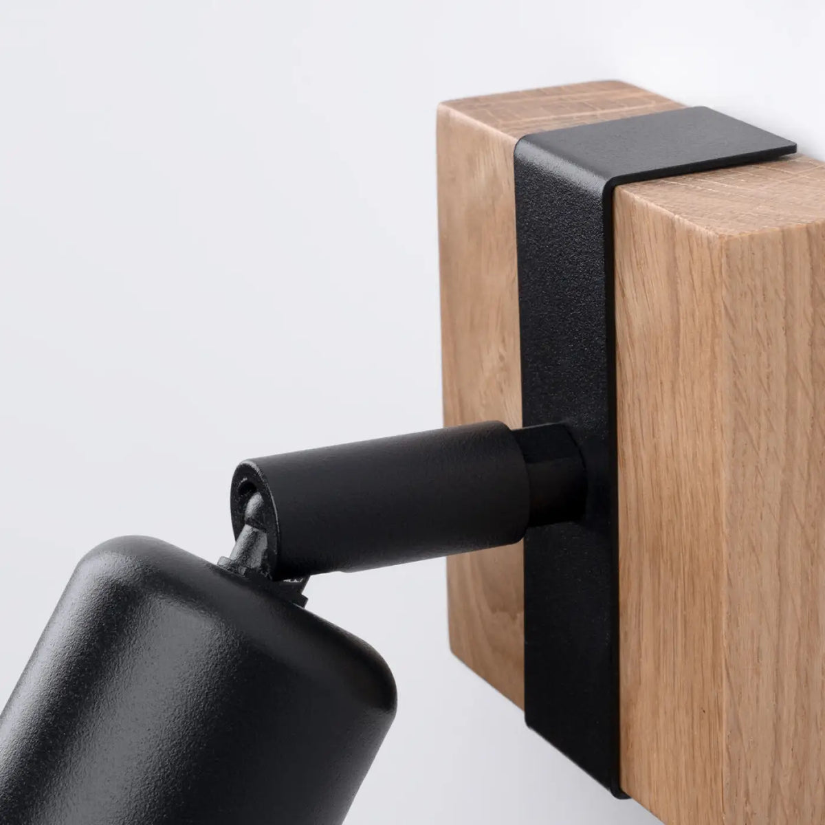 Applique murale socle en bois et douille noire, ampoule apparente
