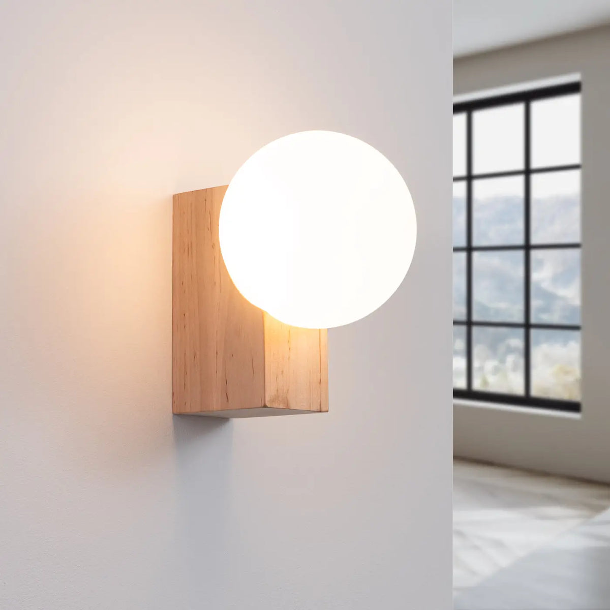 Applique murale bloc en bois naturel et globe opalin de 12 cm