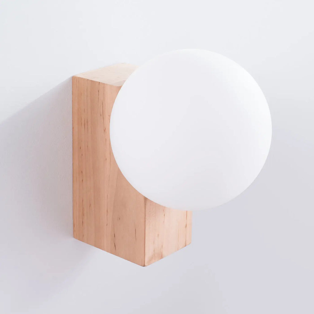 Applique murale bloc en bois naturel et globe opalin de 12 cm