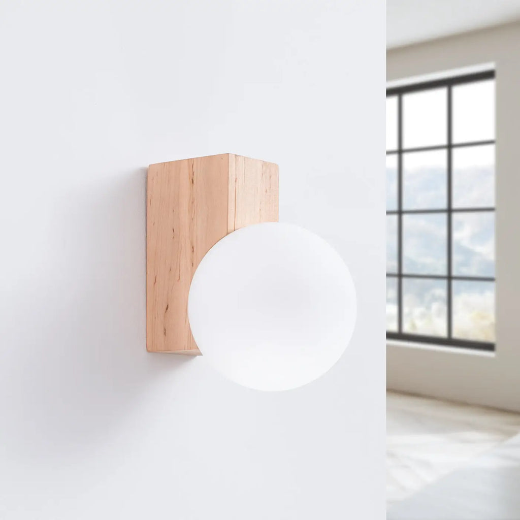 Applique murale bloc en bois naturel et globe opalin de 12 cm