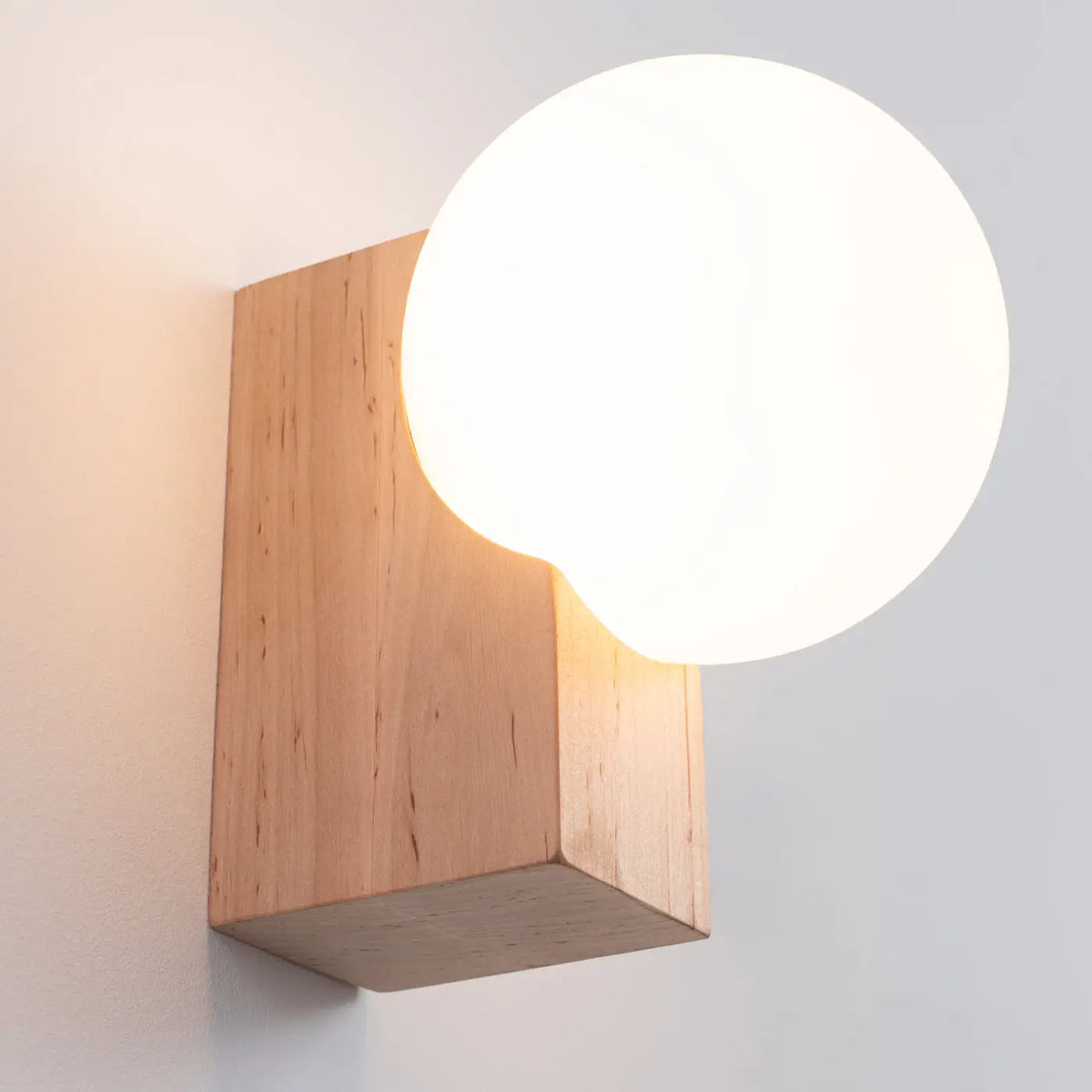 Applique murale bloc en bois naturel et globe opalin de 12 cm