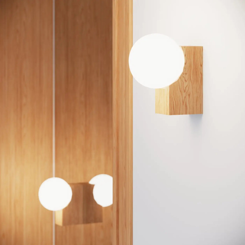 Applique murale bloc en bois naturel et globe opalin de 12 cm