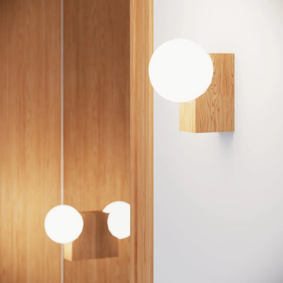 Applique murale bloc en bois naturel et globe opalin de 12 cm