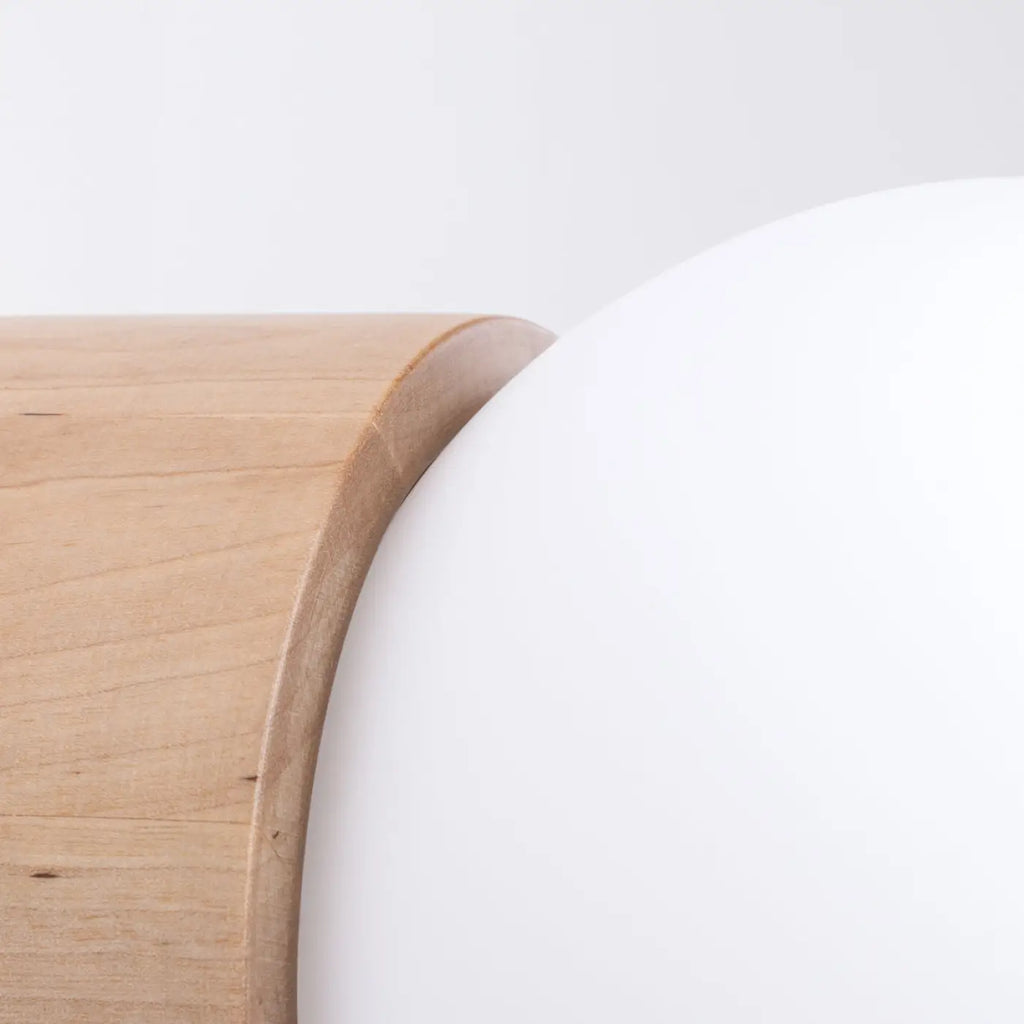 Applique murale en bois naturel et globe en verre opalin