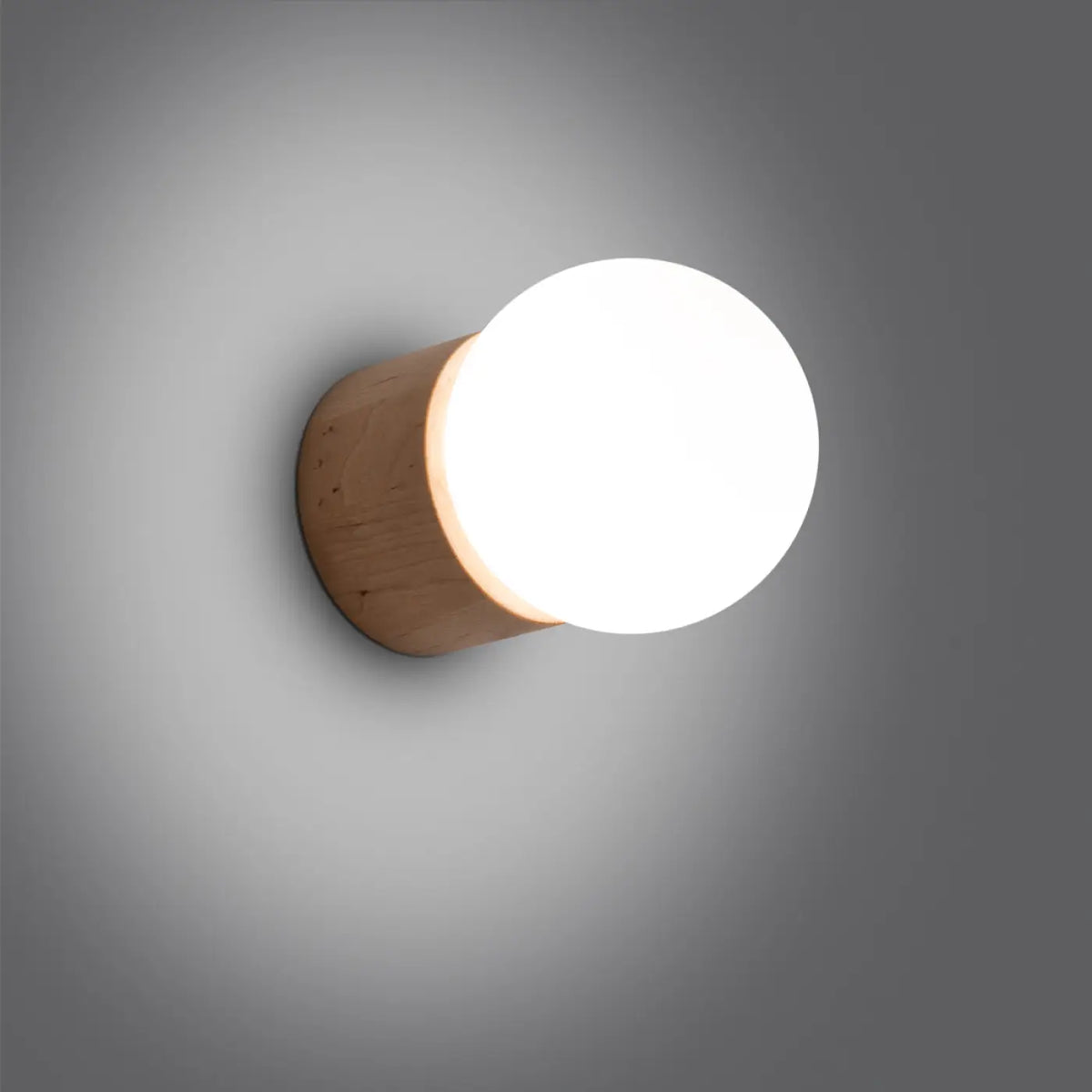 Applique murale en bois naturel et globe en verre opalin