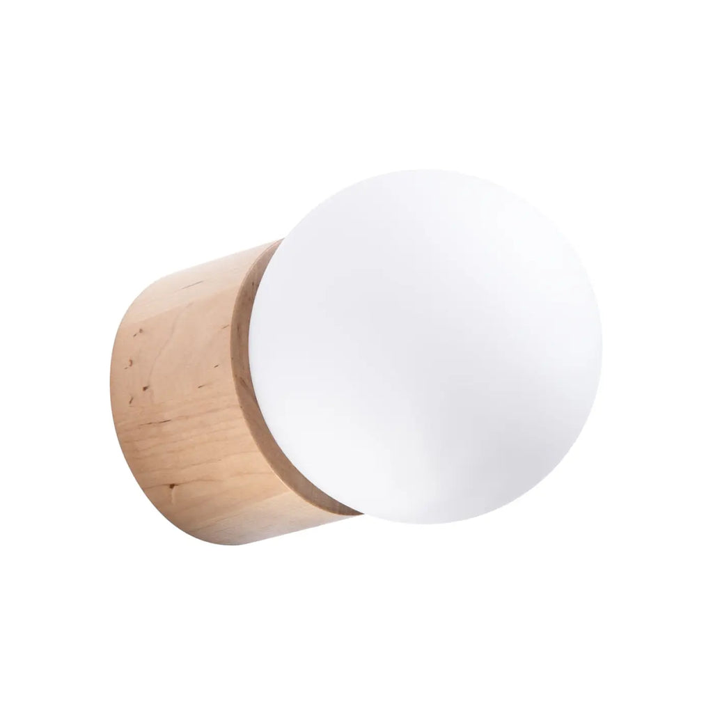 Applique murale en bois naturel et globe en verre opalin
