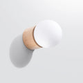 Applique murale en bois naturel et globe en verre opalin