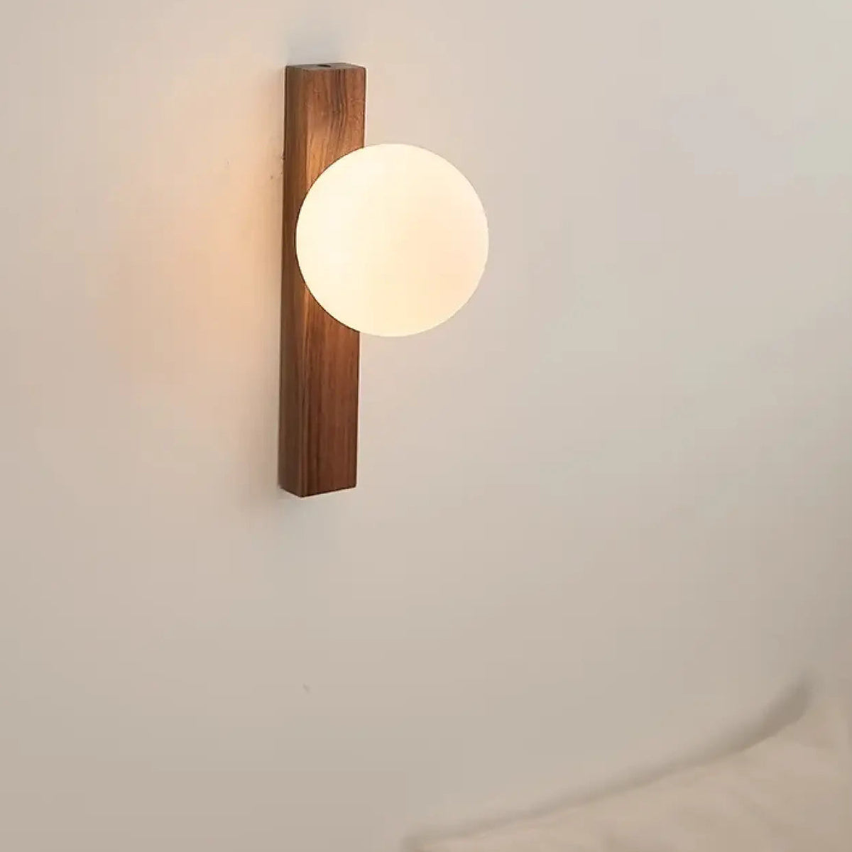 Applique murale LED en noyer et globe de verre, tailles S et M