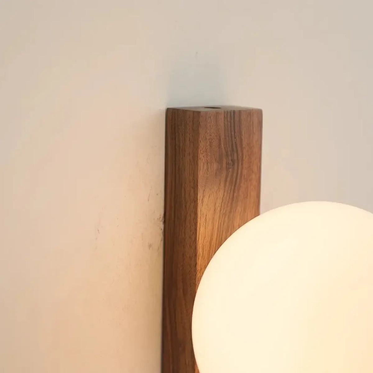 Applique murale LED en noyer et globe de verre, tailles S et M