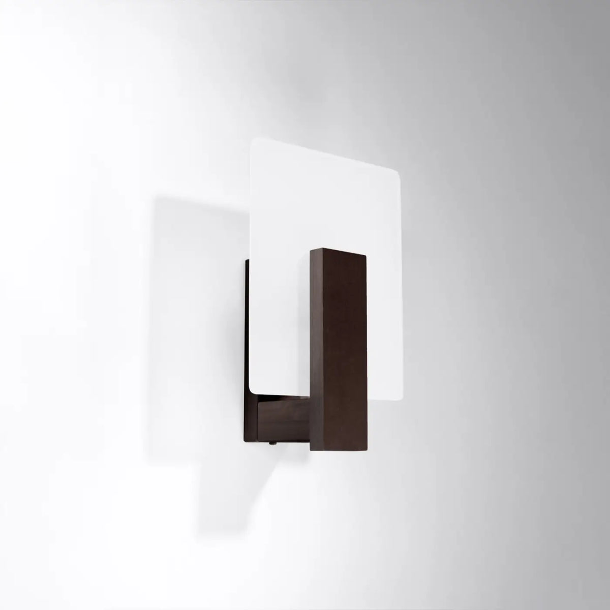 Applique murale bloc en bois devant une plaque de verre mat, wengé