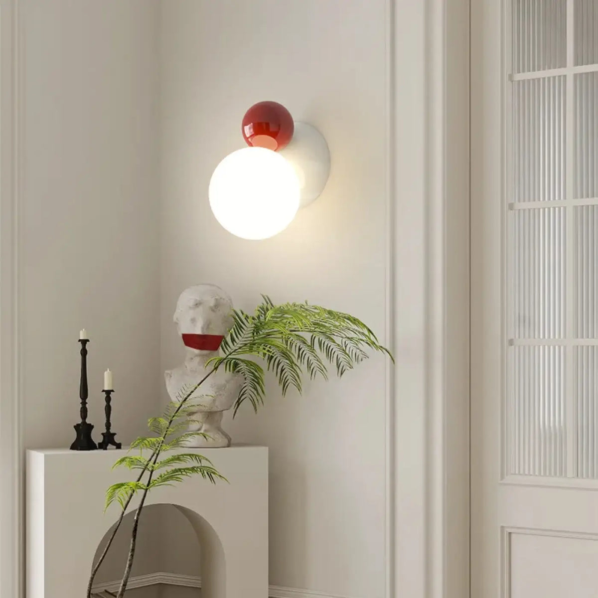 Applique murale boule blanche et petite boule rouge ou verte, rouge