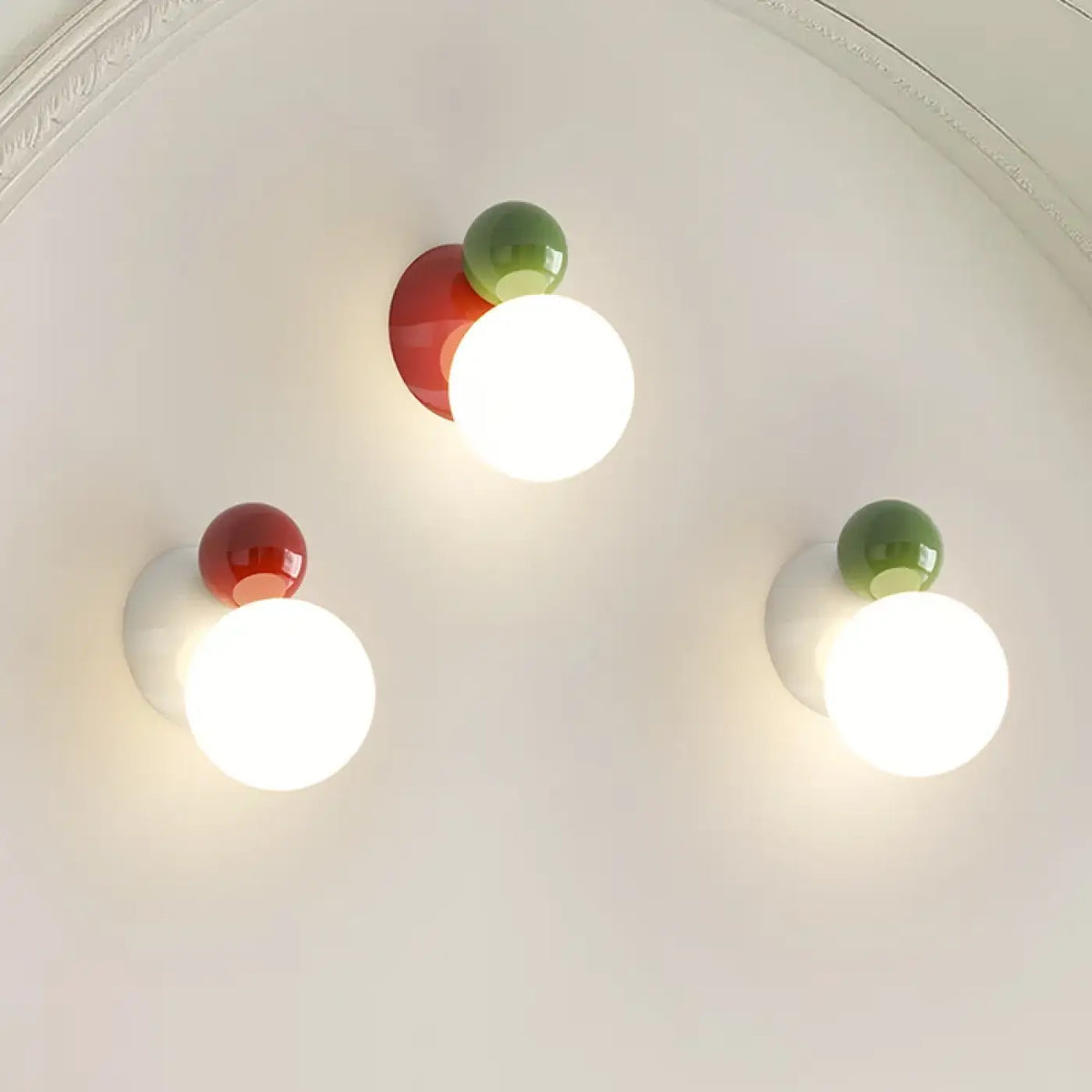 Applique murale boule blanche et petite boule rouge ou verte