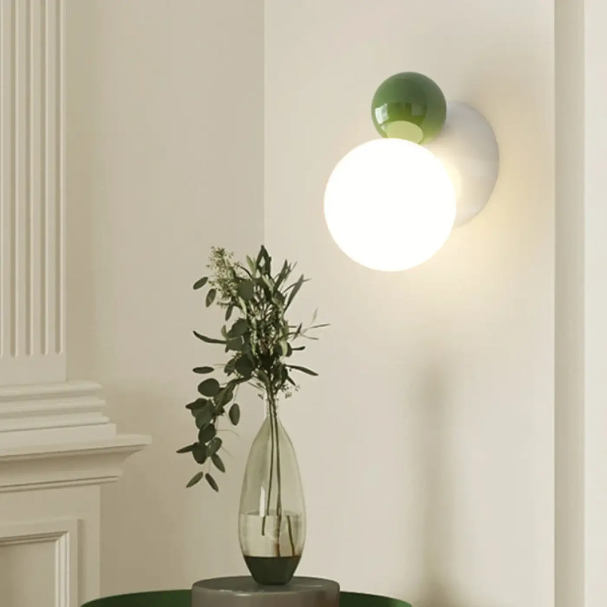 Applique murale boule blanche et petite boule rouge ou verte, vert