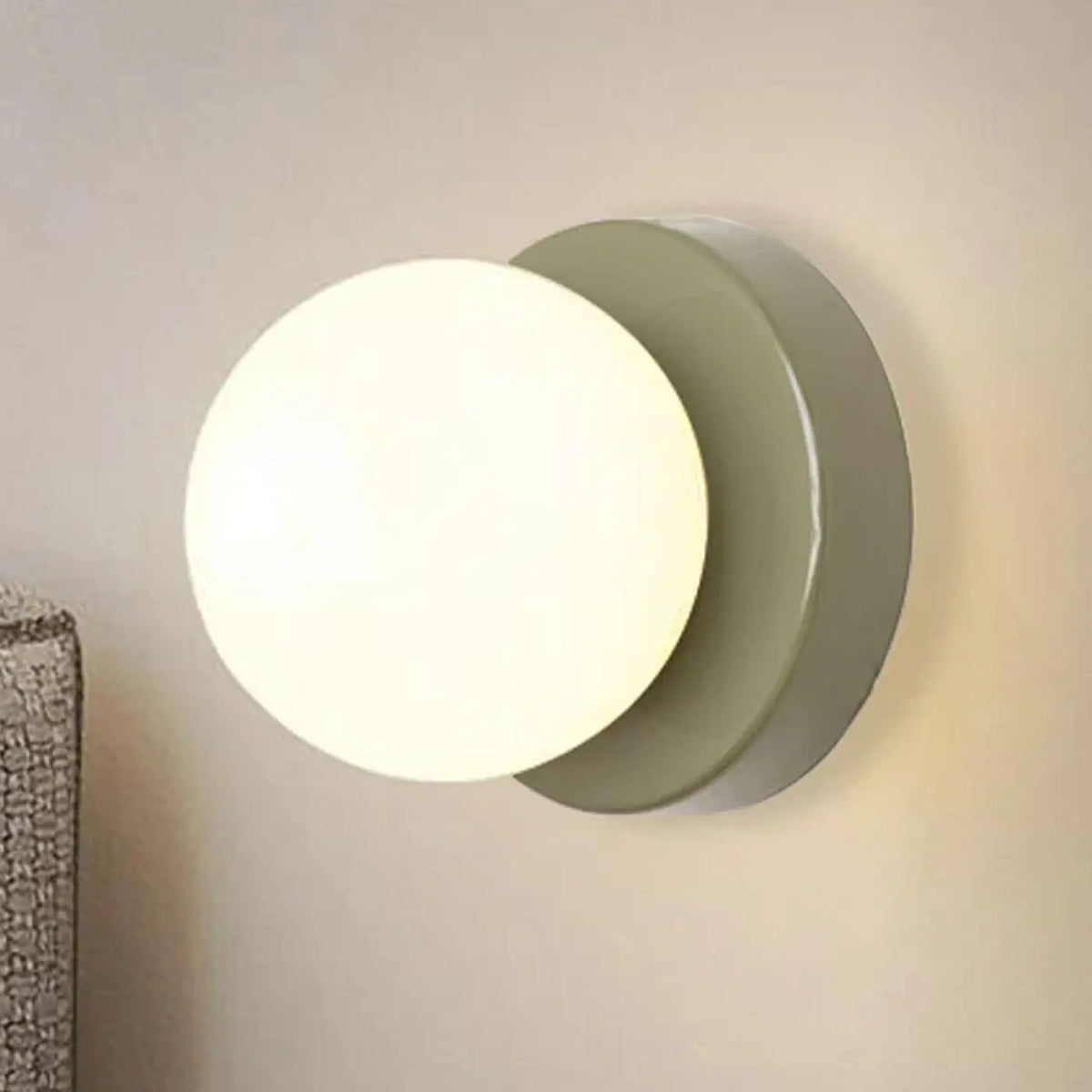 Applique murale boule blanche sur support coloré, cinq teintes, vert