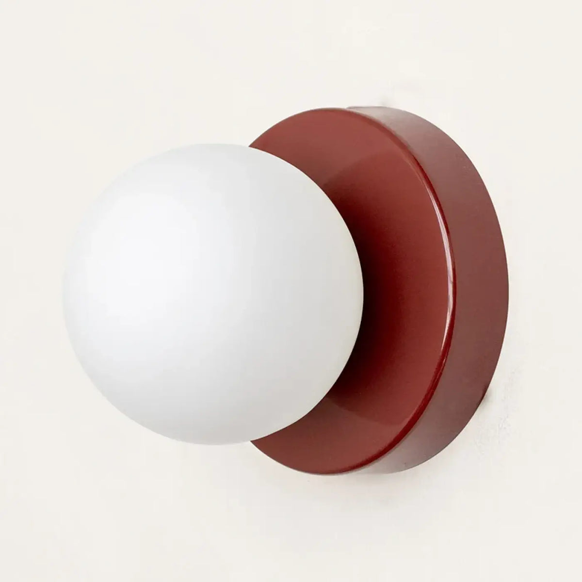 Applique murale boule blanche sur support coloré, cinq teintes, rouge