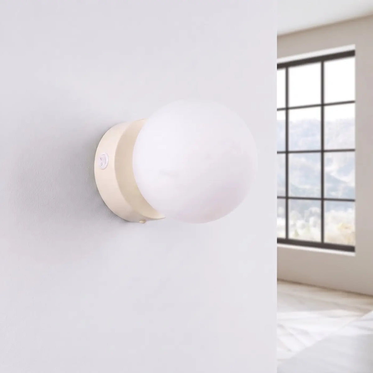 Applique murale boule en verre blanc sur socle en acier coloré, beige