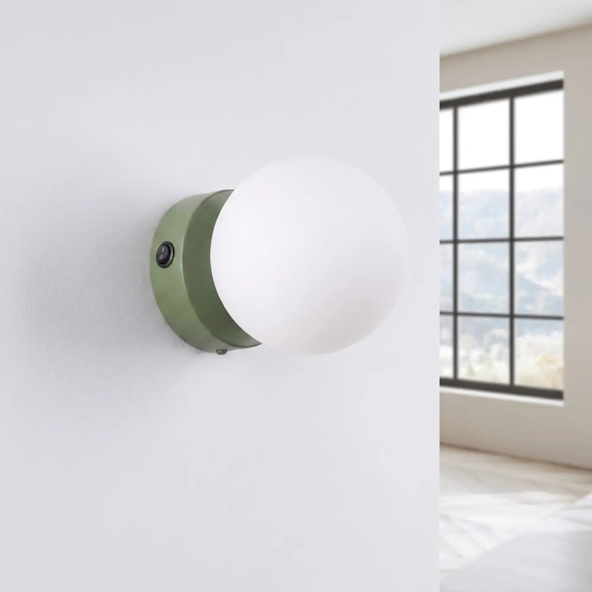 Applique murale boule en verre blanc sur socle en acier coloré, vert olive