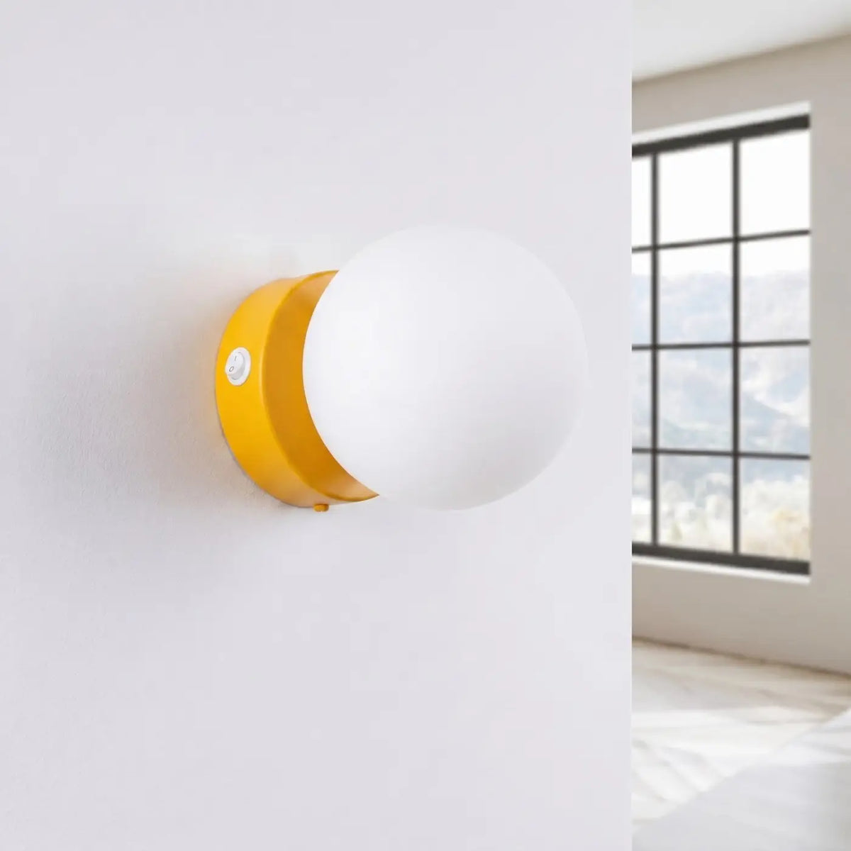 Applique murale boule en verre blanc sur socle en acier coloré, jaune