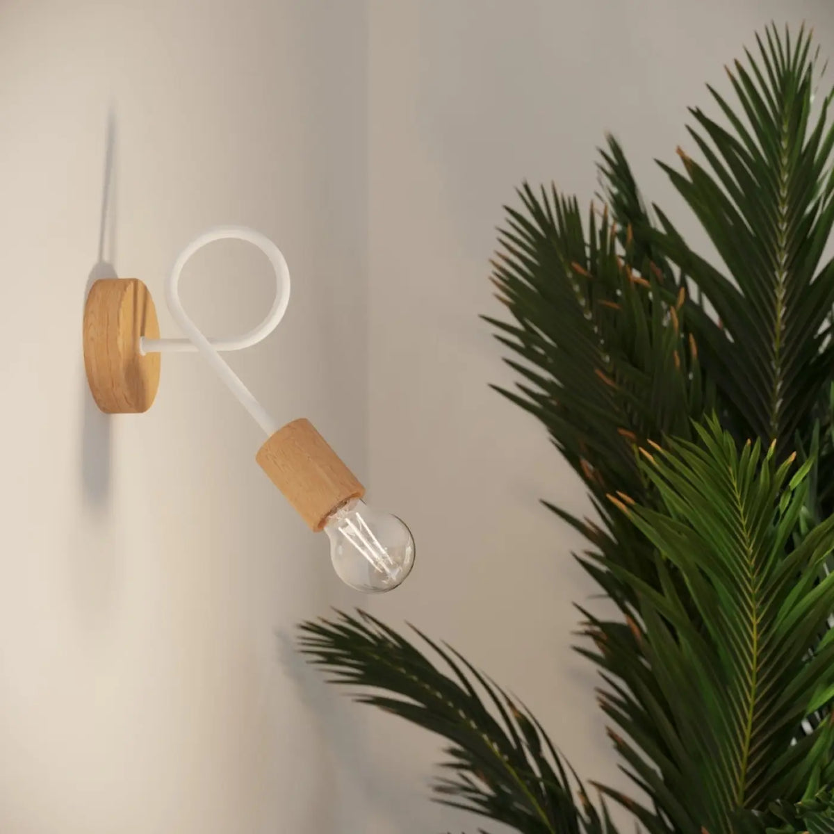Applique murale bois naturel à bras en boucle, ampoule E27