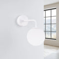 Applique murale bras courbé et globe en verre opale, G9, blanc