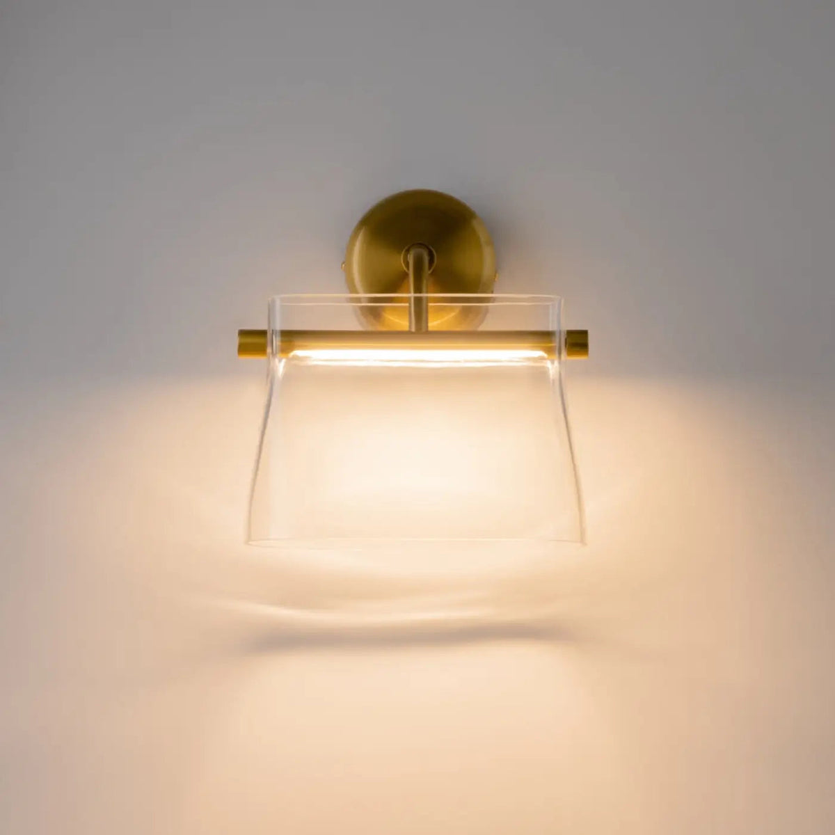 Applique murale LED finition laiton, abat-jour en verre transparent