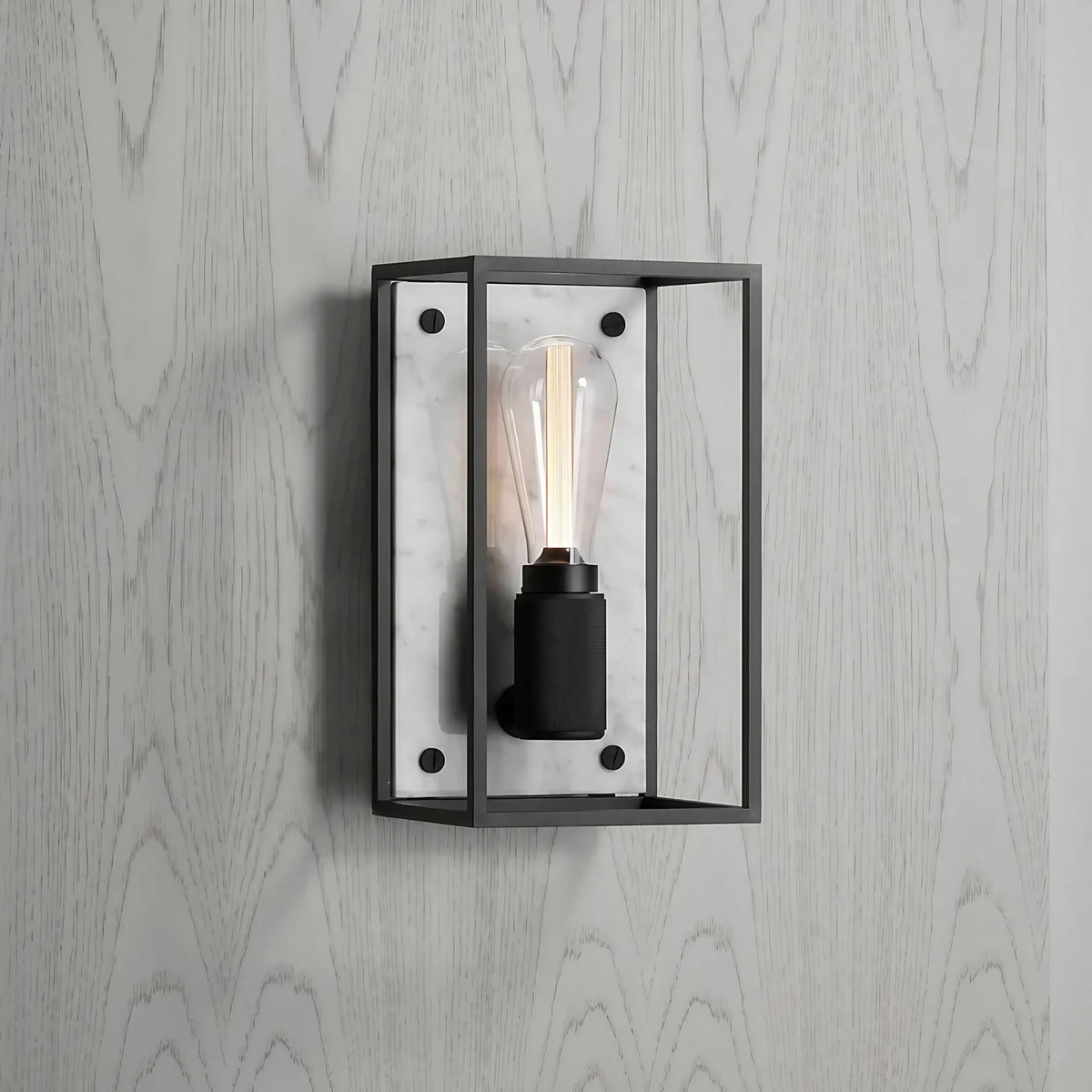 Applique murale cage en acier noir mat sur fond de marbre poli, blanc