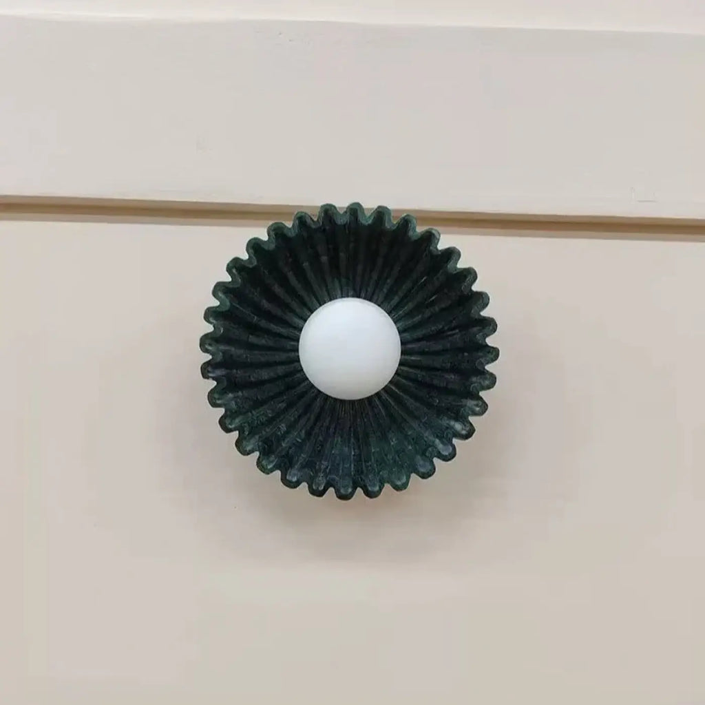Applique murale fleur plissée avec globe lumineux au centre