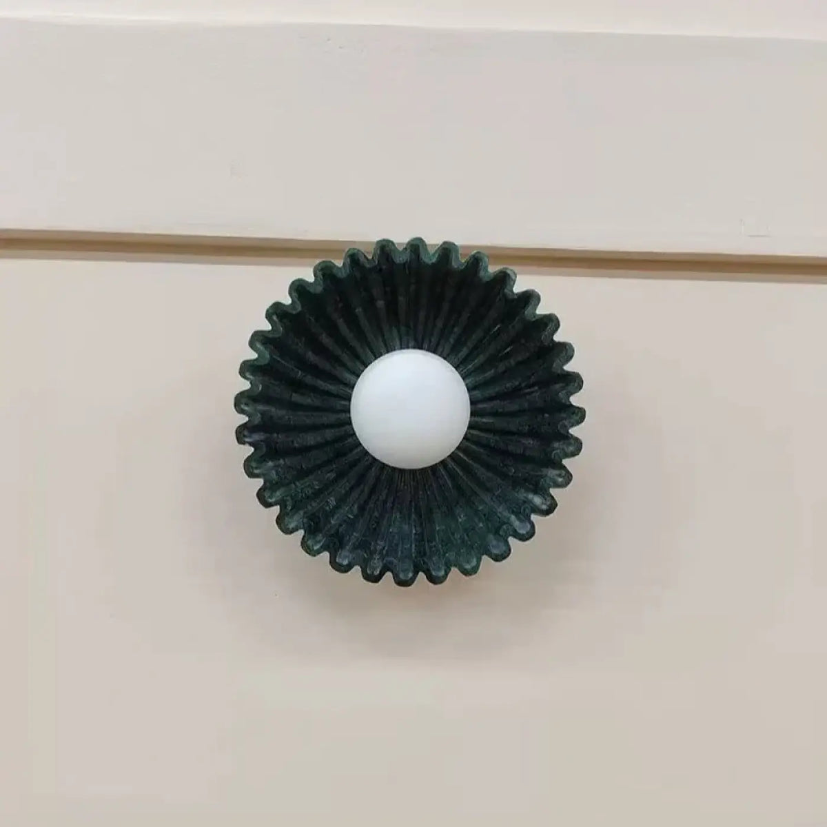 Applique murale fleur plissée avec globe lumineux au centre