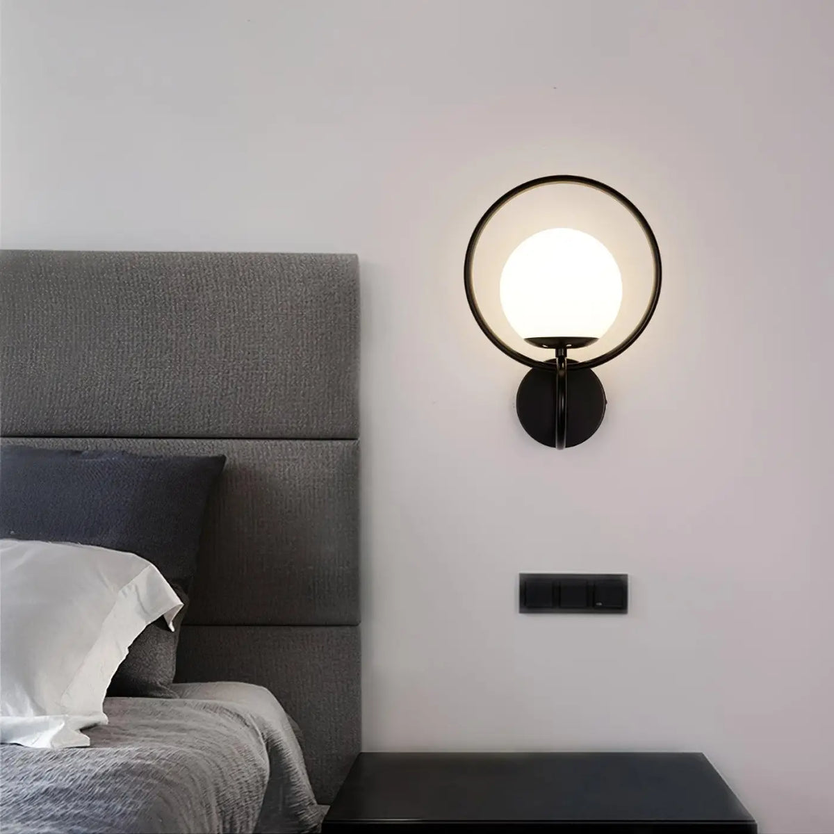 Applique murale cercle LED avec globe en verre, dorée ou noire, noir