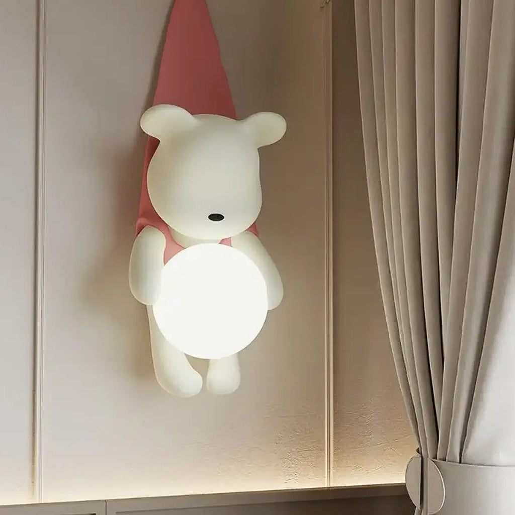 Applique murale petit ours suspendu tenant une sphère lumineuse
