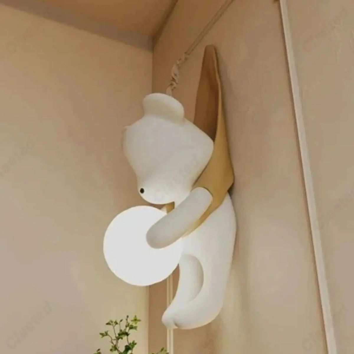 Applique murale petit ours suspendu tenant une sphère lumineuse, jaune
