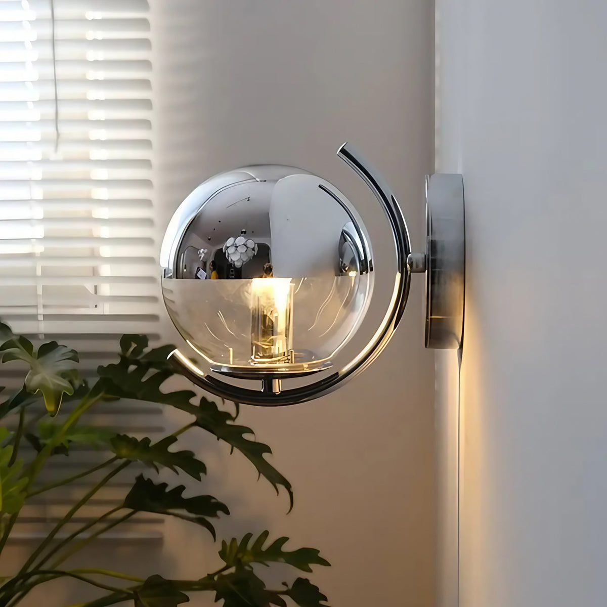 Applique murale globe en verre transparent et métal