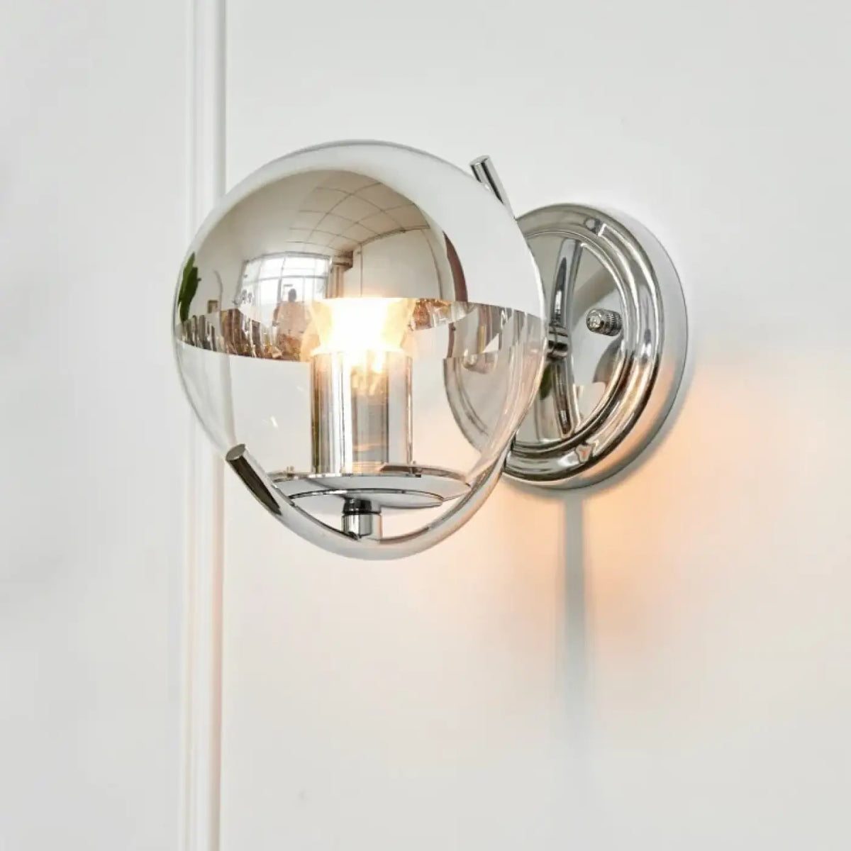 Applique murale globe en verre transparent et métal