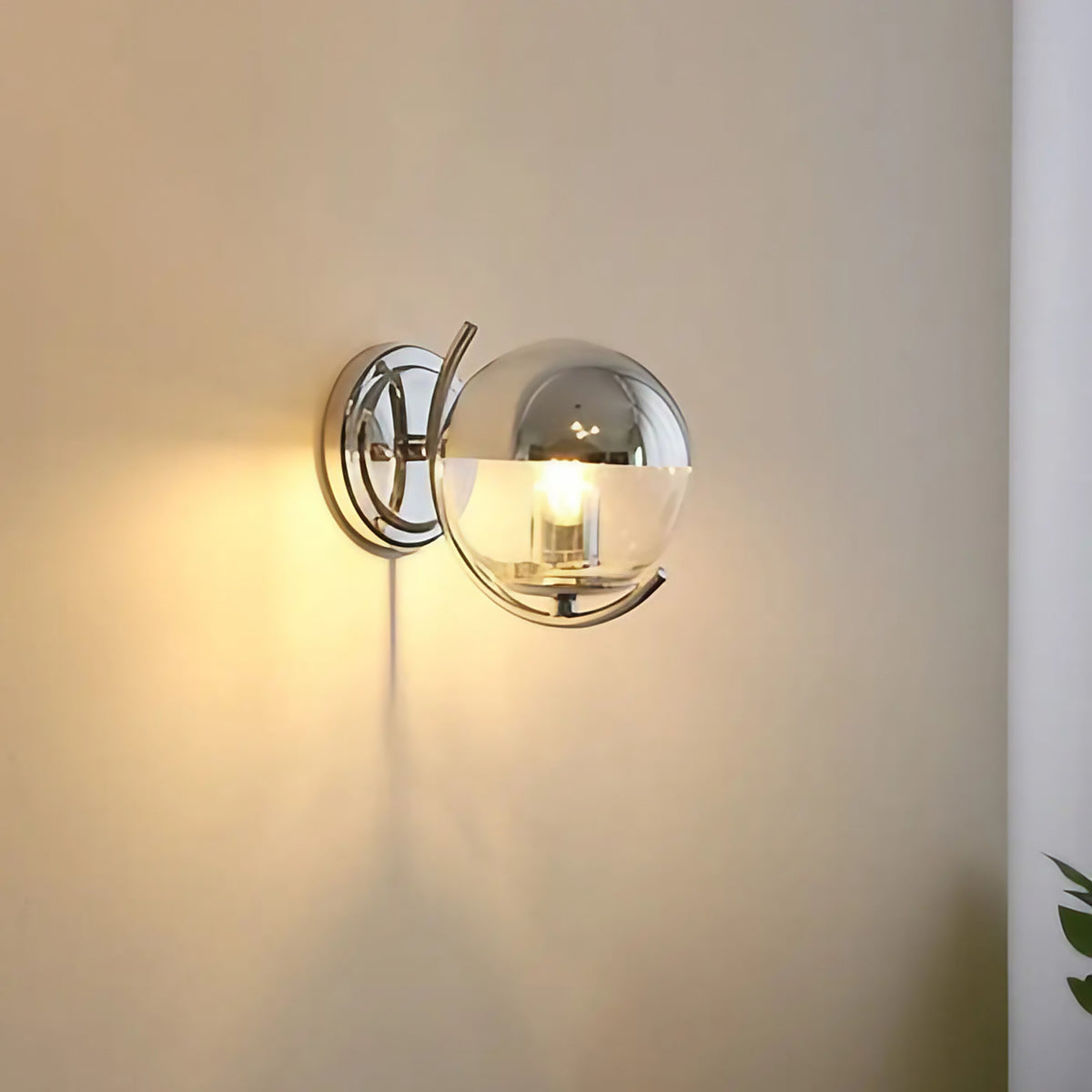Applique murale globe en verre transparent et métal